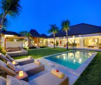 Villa Sahana I, Pool bei Nacht